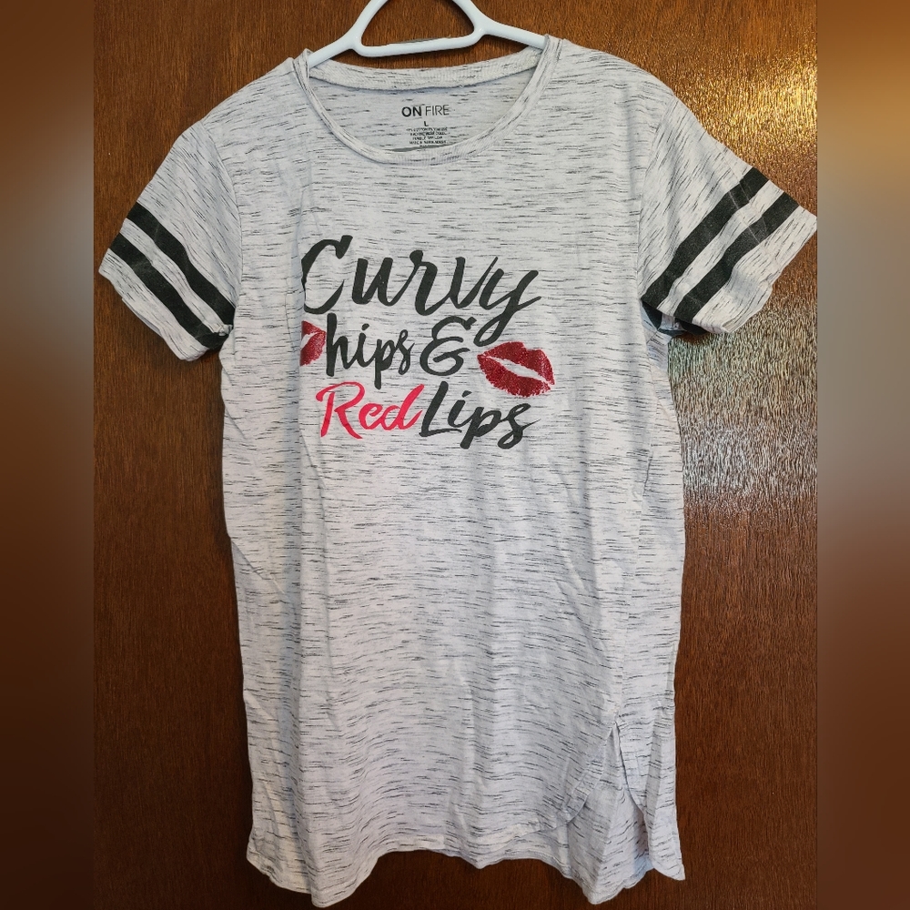 4 for $28 - ON Fire Gray T-Shirt 'Curvy Hips & Red Lips' - size: L